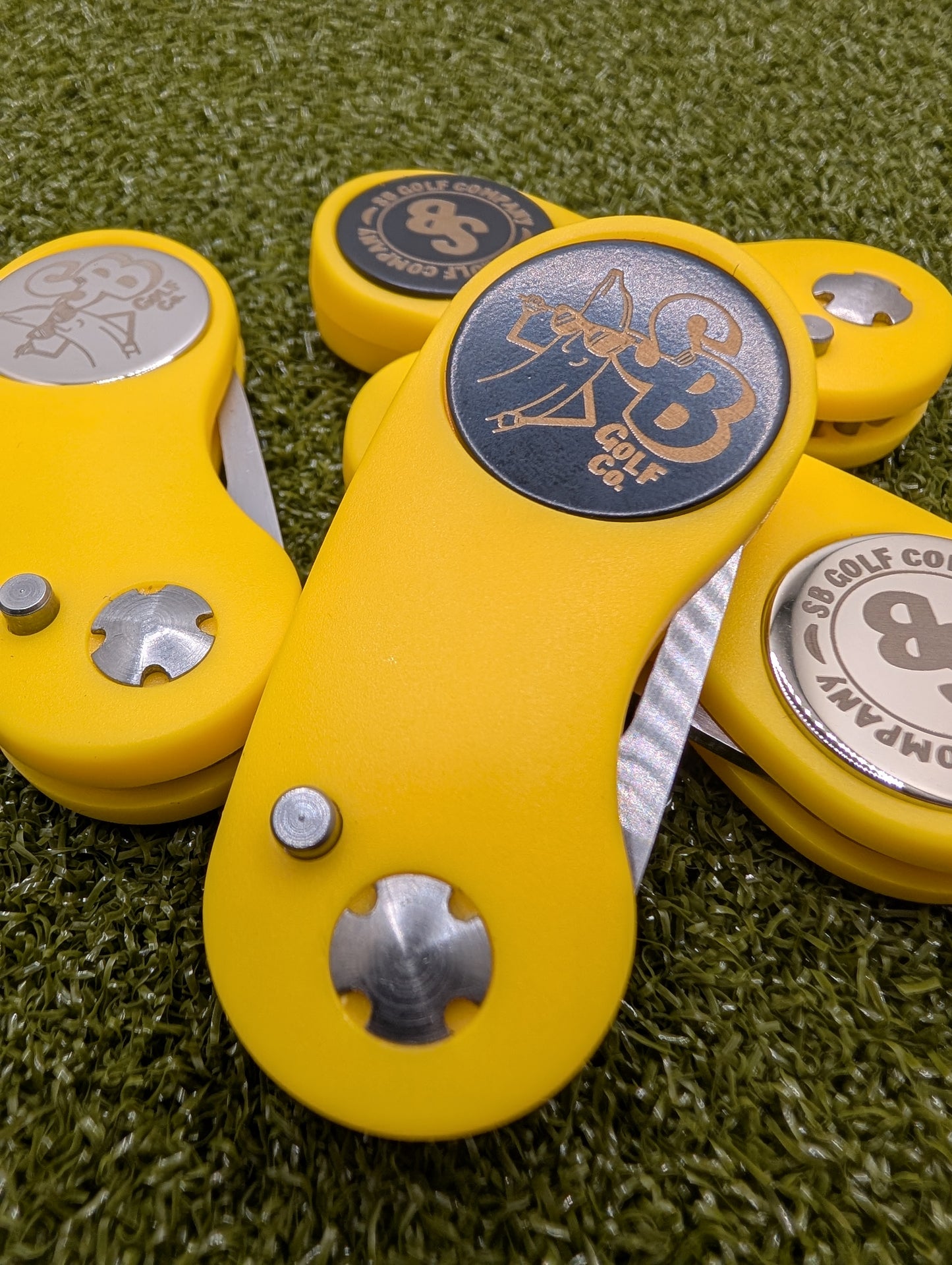 Lightweight Folding Divot Tool