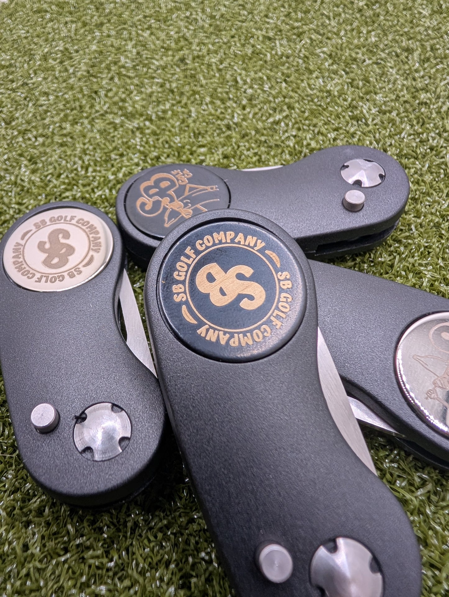 Lightweight Folding Divot Tool