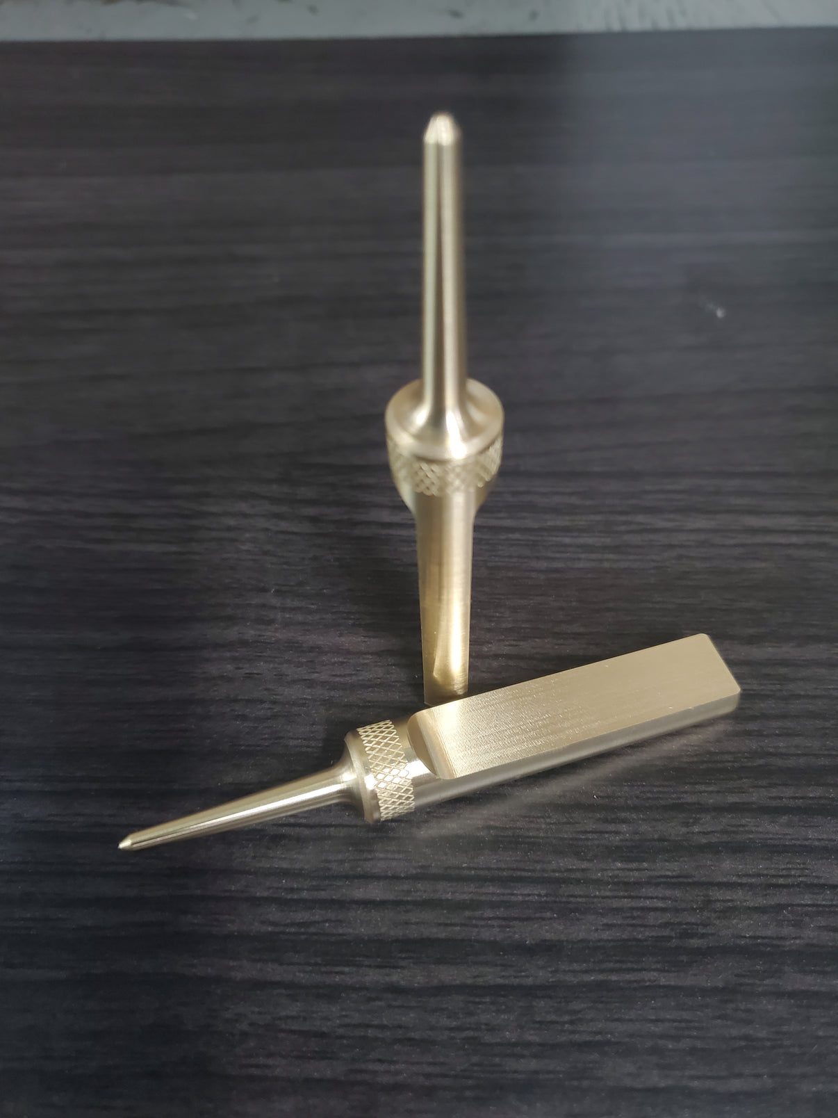 Single prong flat